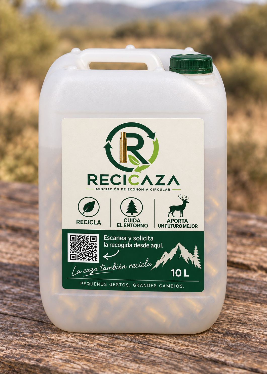 Vista frontal de la garrafa Recicaza de 10 litros, translúcida, con tapón verde y etiqueta de la asociación.